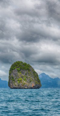  Tekne ve Pasifik Okyanusu görünümünden