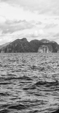  Tekne ve Pasifik Okyanusu görünümünden