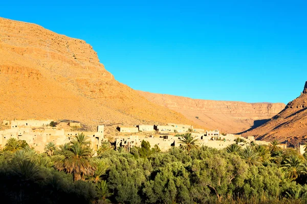 Výstavba v Africe Maroko údolí suché hor atlasu — Stock fotografie