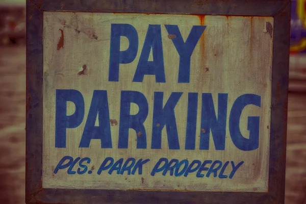 Gamla smutsiga etikett parkering signal — Stockfoto