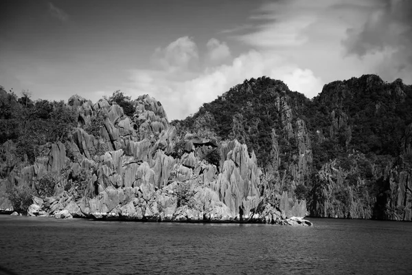 Από μια βάρκα στη θάλασσα ακτογραμμή πανέμορφο πανόραμα και ροκ — Φωτογραφία Αρχείου