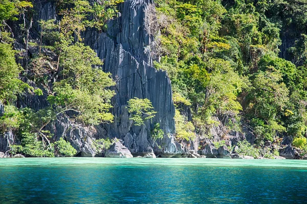 D'un bateau dans un magnifique panorama littoral mer et rocher — Photo