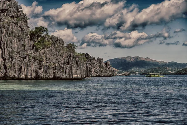 Desde un barco en hermosa costa panorámica mar y roca —  Fotos de Stock