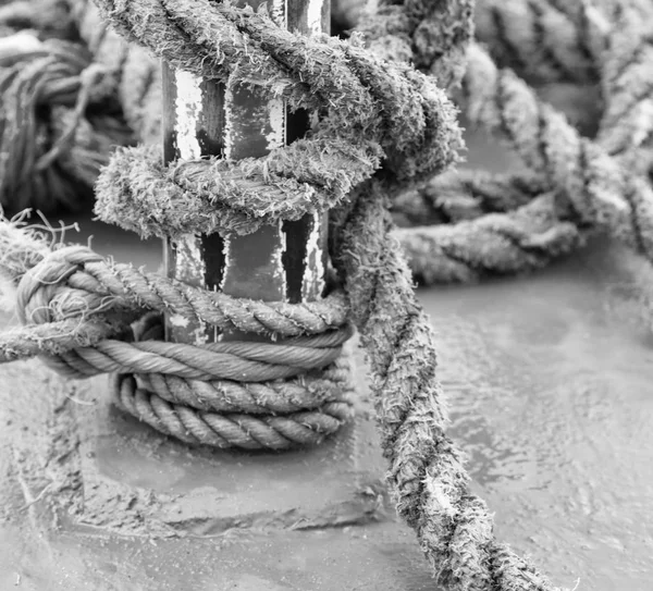 Uma corda em iate barco acessório — Fotografia de Stock