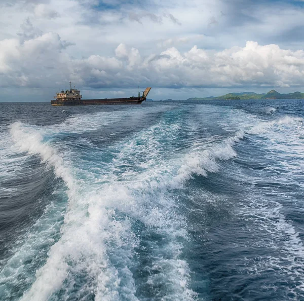 Rozmazat Filipínách Pohled Lodi Pacifického Oceánu Horské Pozadí — Stock fotografie