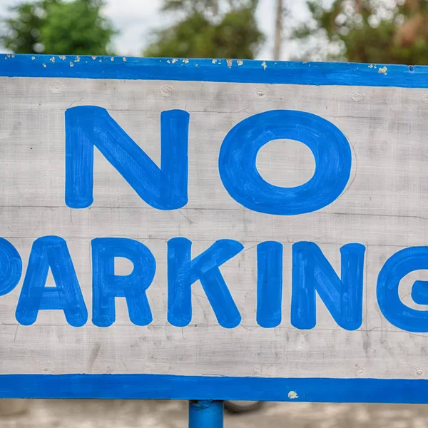 Vieja etiqueta sucia de la señal de estacionamiento — Foto de Stock