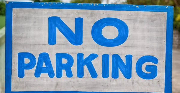 Vieja etiqueta sucia de la señal de estacionamiento — Foto de Stock