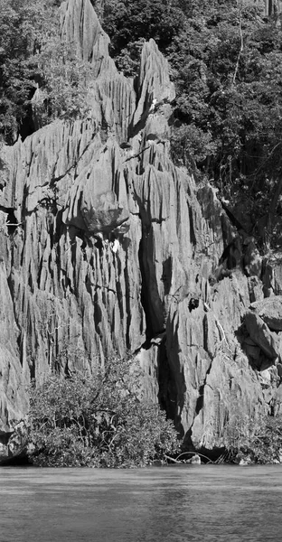 Bir tekne güzellikler kıyı şeridi deniz ve rock — Stok fotoğraf