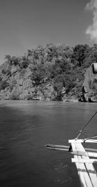 Bir tekne güzellikler kıyı şeridi deniz ve rock — Stok fotoğraf