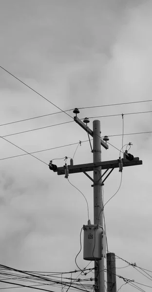 En elektrisk stolpe med transformator och tråd molniga himlen — Stockfoto