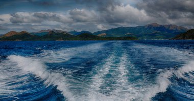   Tekne ve Pasifik Okyanusu görünümünden   