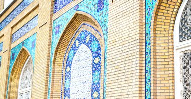 İran 'da bulanık. Arka plan gibi antik camiden dekoratif çiçek kiremitleri.