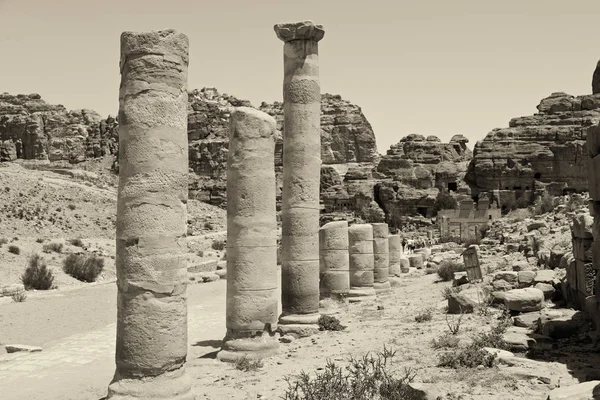 La antigua calle llena de columnas y patrimonio — Foto de Stock