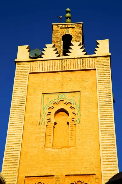 Historia maroc afrikkalainen minareetti ja taivas — kuvapankkivalokuva