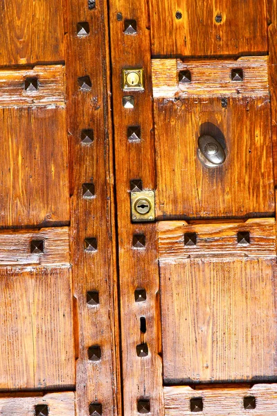 In legnano  rusty brass brown knocker   door — Stock Photo, Image