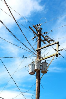 trafo ve tel bulutlu gökyüzü ile bir elektrik direği