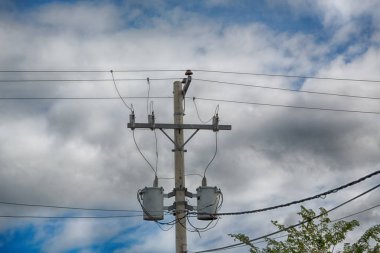 trafo ve tel bulutlu gökyüzü ile bir elektrik direği