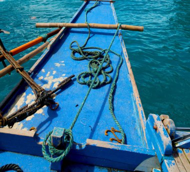 bir tekne ise ada tepeden bakış