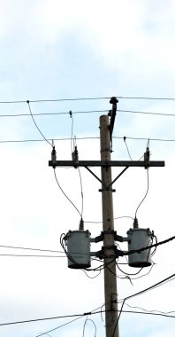 trafo ve tel bulutlu gökyüzü ile bir elektrik direği