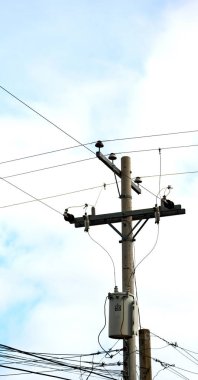 trafo ve tel bulutlu gökyüzü ile bir elektrik direği