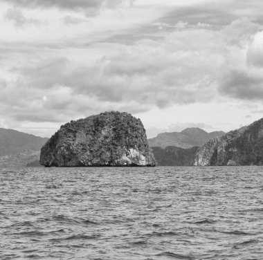  Tekne ve Pasifik Okyanusu görünümünden