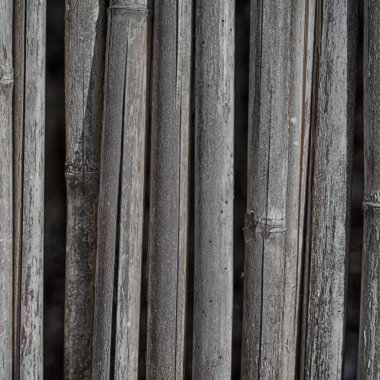 bir duvar inşa üzerinde hasır bambu