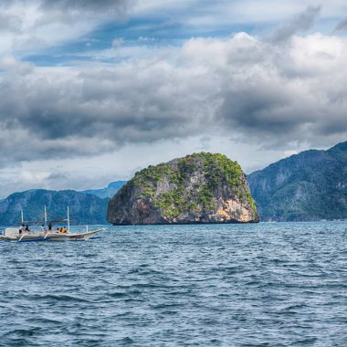 Filipinler 'deki bulanıklık, tekneden ve Pasifik Okyanusu adalarının arka planından bir manzara