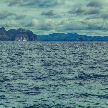 Filipinler 'deki bulanıklık, tekneden ve Pasifik Okyanusu adalarının arka planından bir manzara