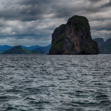 Filipinler 'deki bulanıklık, tekneden ve Pasifik Okyanusu adalarının arka planından bir manzara