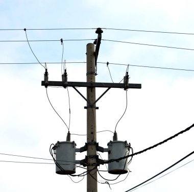 Filipinler'de bir elektrik direği transformatör ile bulanıklık ve bulutlu gökyüzü tel