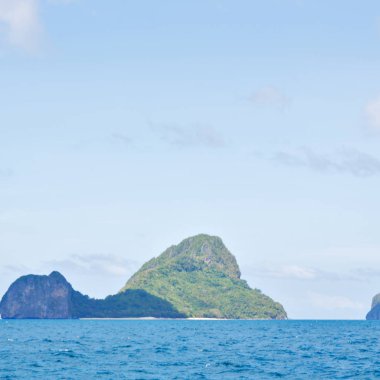  Tekne ve Pasifik Okyanusu görünümünden