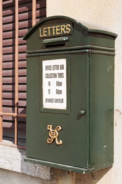 Em itália antigo histórico vintage caixa post — Fotografia de Stock