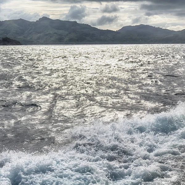 Stilla havet molnen och lampor — Stockfoto