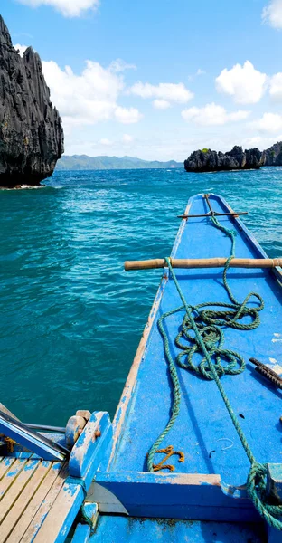 Vista de la colina de la isla desde la proa de un barco —  Fotos de Stock