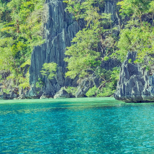 Desde un barco en hermosa costa panorámica mar y roca — Foto de Stock