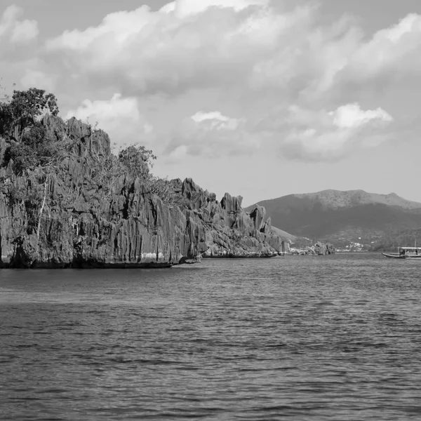 Desde un barco en hermosa costa panorámica mar y roca — Foto de Stock