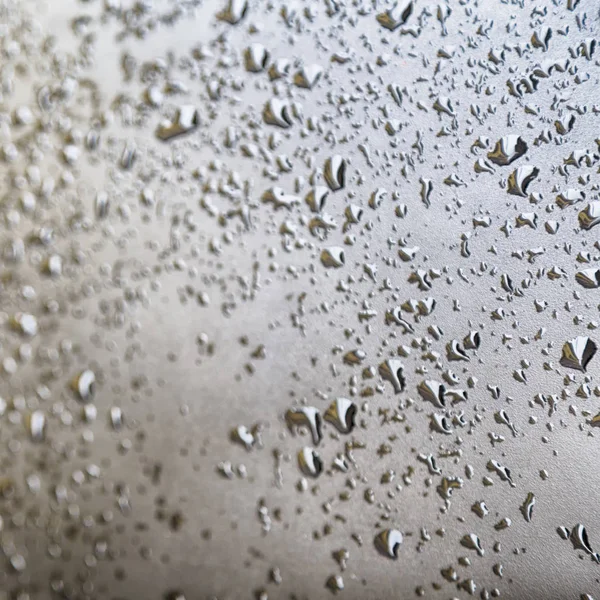 Dans une voiture après la pluie quelques gouttes d'eau — Photo