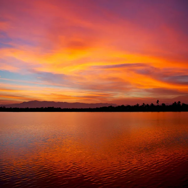 Vista Desde Agua Del Amanecer Llena Colores Concepto Lluvia Rela —  Fotos de Stock