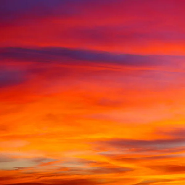 フィリピンの抽象的な雲と夕日を背景にぼかし — ストック写真
