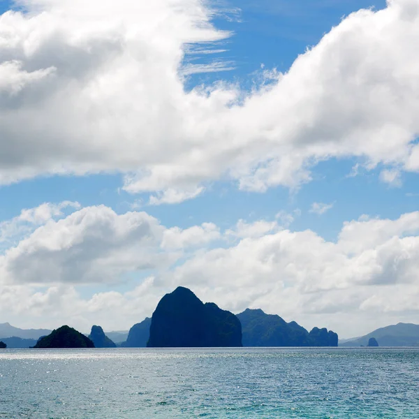 Stilla havet molnen och lampor — Stockfoto