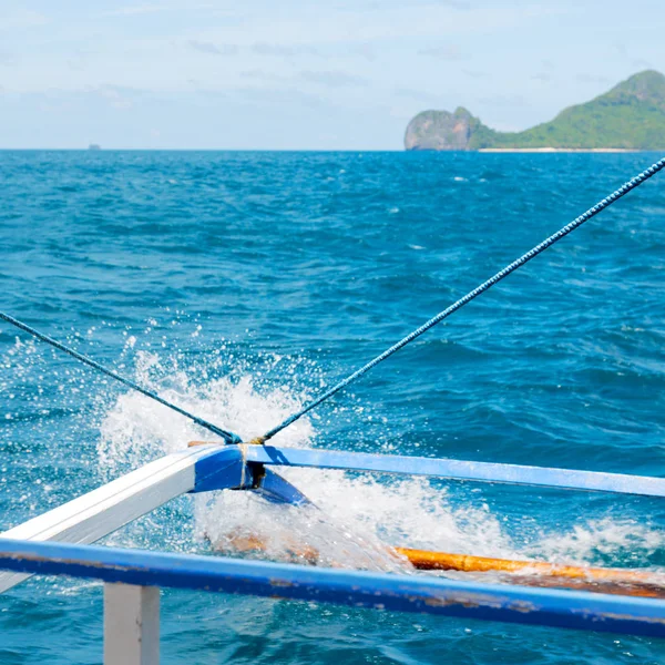 Vista de la colina de la isla desde la proa de un barco — Foto de Stock