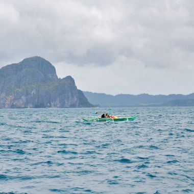  Tekne ve Pasifik Okyanusu görünümünden