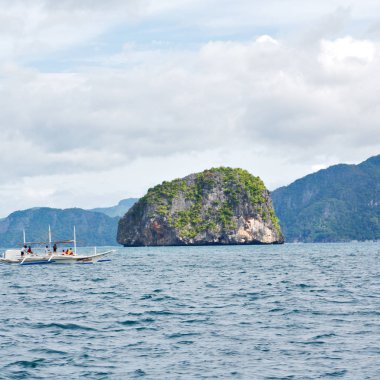  Tekne ve Pasifik Okyanusu görünümünden