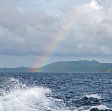 rainbow ocean ve arka planda Adası