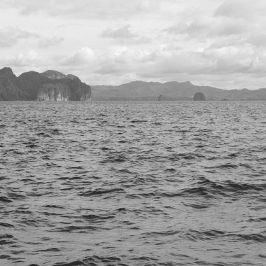  Tekne ve Pasifik Okyanusu görünümünden