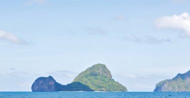 Filipinler 'deki bulanıklık, tekneden ve Pasifik Okyanusu adalarının arka planından bir manzara
