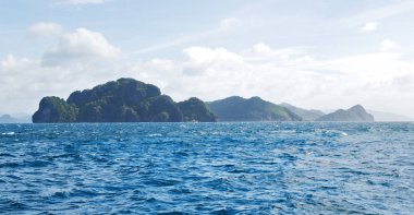 Filipinler 'deki bulanıklık, tekneden ve Pasifik Okyanusu adalarının arka planından bir manzara