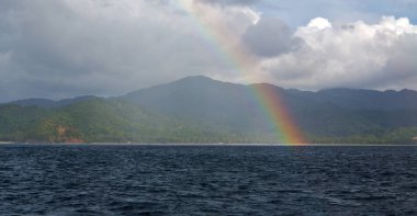 rainbow ocean ve arka planda Adası