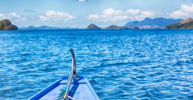 bir tekne ise ada tepeden bakış