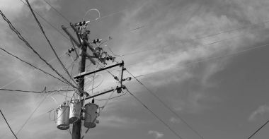 trafo ve tel bulutlu gökyüzü ile bir elektrik direği